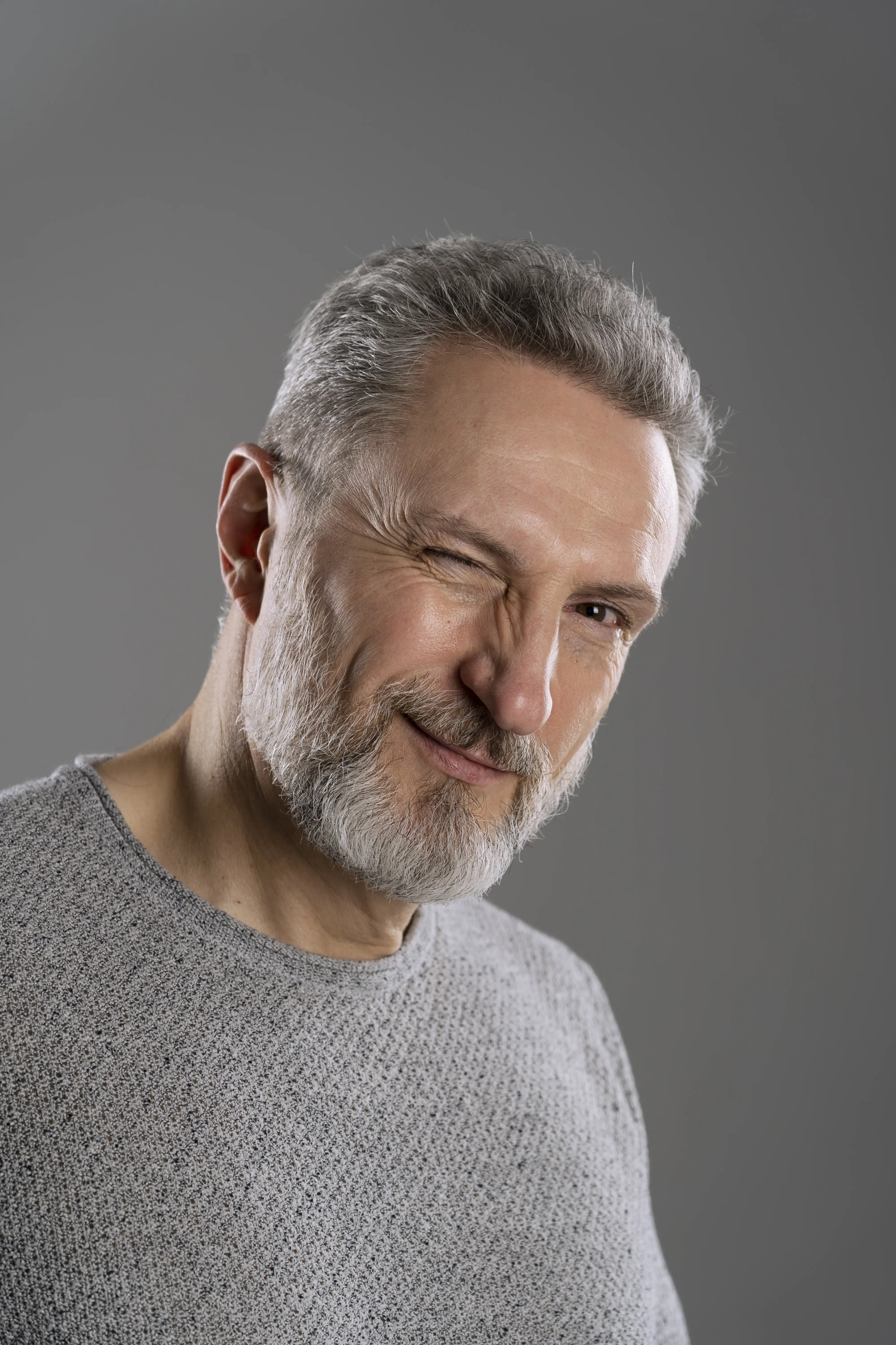 Cabelo grisalho masculino: como cuidar e assumir o estilo