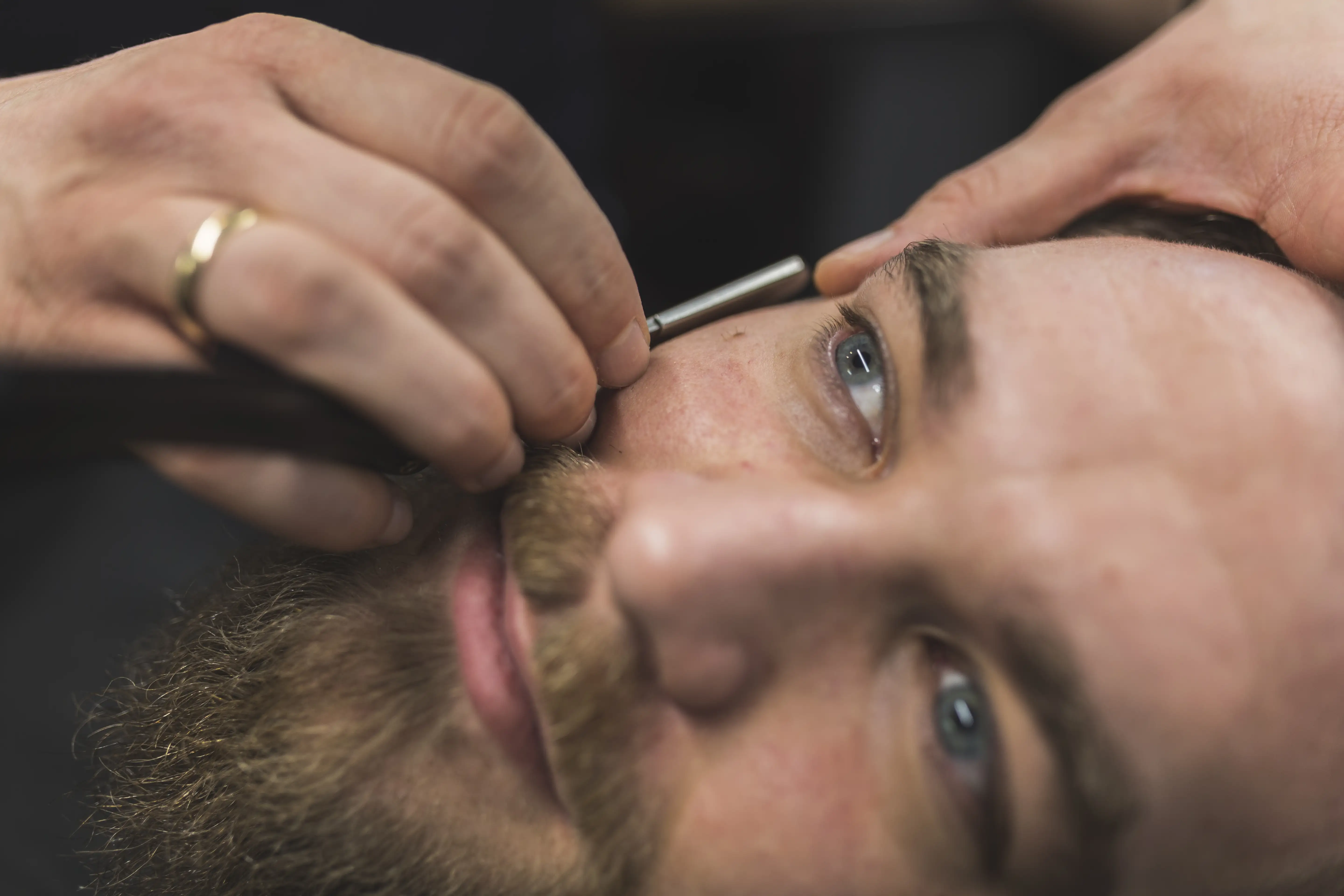 Como alinhar a sobrancelha masculina de forma natural